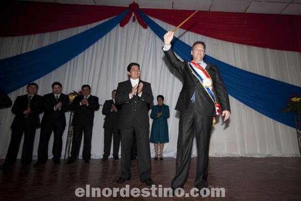 El presidente saliente de la junta departamental de Amambay Evelio Mereles tomó juramento a los nuevos ediles y al propio gobernador Pedro González, quien recibió la banda tricolor y el bastón de mando. (Foto: Diego Lozano).