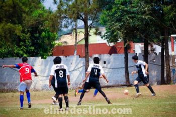 Los jugadores de Independiente observan impotentes como el balón se dirige hacia el arco defendido por el arquero Alberto Martínez. El disparo de “Juninho” Penzo no es muy potente pero va bien dirigido. (Foto: Diego Lozano).