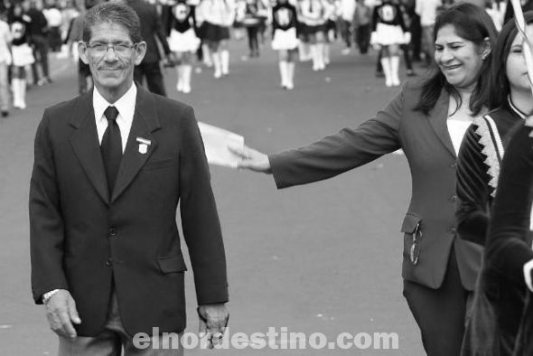 Emotivo Homenaje al profesor Domingo Aquiles Ocampo durante el Gran Desfile Estudiantil en Pedro Juan Caballero