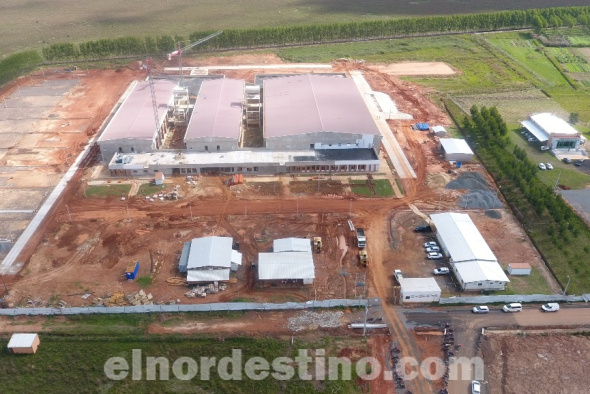 La encargada de la Unidad Ejecutora de Infraestructura Pública del Ministerio de Obras Públicas arquitecta Leticia Herreros mencionó que además de los nuevos hospitales de Encarnación y Coronel Oviedo, se están impulsando cuatro nuevos proyectos. (Foto: Ministerio de Obras Públicas y Comunicaciones).