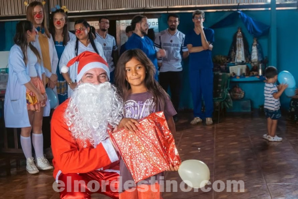 El Proyecto Solidario “Doctores de la Sonrisa”, compuesto por estudiantes de UCP sede Pedro Juan Caballero, realizó varias entregas de juguetes y donaciones en diversas localidades de la región, tanto en Paraguay como en Brasil. (Foto: Asesoría de Prensa de Universidad Central del Paraguay sede Pedro Juan Caballero).