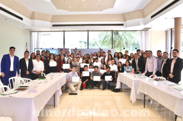 El beneficio del Programa Becas Juventud para jóvenes destacados comprende la asignación por única vez de un aporte financiero de diez millones de guaraníes para apoyar los gastos. (Foto: Secretaría Nacional de la Juventud).