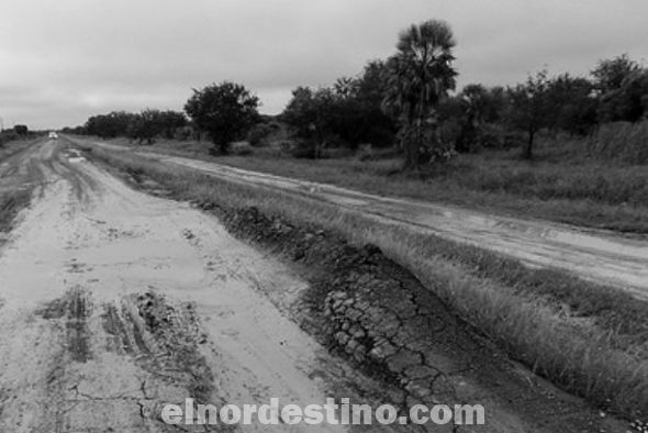 Desde un vehículo se puede apreciar el pésimo estado de la Ruta V General Bernardino Caballero. (Foto: Diario ABC Color).