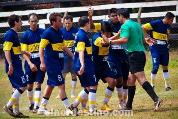A sólo 6 minutos para el final Cristian Achar convirtió el empate para los visitantes, motivo de protestas de parte de los jugadores de Obrero. Rodearon al árbitro y tuvo que intervenir la Policía Nacional. (Foto: Diego Lozano).