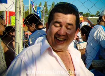 El comerciante informal Jorge Gómez se excusó de no honrar su compromiso sin dar motivos. Desperdició una excelente oportunidad para que el pueblo del Amambay escuche sus ideas. (Foto: Diego Lozano). 