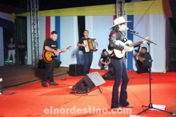 En el escenario principal del Campo de Exposiciones y Ferias “Marcos Paredes Ramírez” de la ARP Regional Amambay se presentó la cantante Morgana Rodrigues. (Foto: Diego Lozano). 