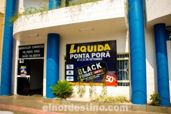 La Asociación Comercial de Ponta Porã ya está luciendo el afiche promocional de “Liquida Ponta Porã”. La entidad viene siendo presidida por Eduardo Gaona, que explicó los alcances del emprendimiento. (Foto: Diego Lozano).