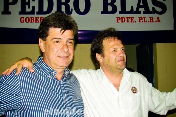 El candidato a Presidente de la República Efraín Alegre y el Diputado Nacional Pedro González, futuro Gobernador de Amambay según lo dijo el propio futuro Presidente de la República. Ambos fueron muy ovacionados por sus correligionarios. (Foto: Semanario Extra).