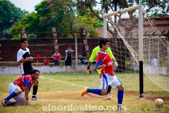 El habilidoso Cristian Ferreira logró quebrar la defensa de INDE siempre que se lo propuso. Realizó una maniobra individual que transformó en gol, logrando el empate que significó la clasificación para los rojos. (Foto: Diego Lozano).