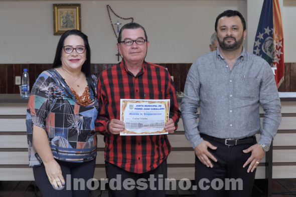 Al comienzo de la sesión ordinaria de la fecha, la Honorable Junta Municipal de Pedro Juan Caballero realizó un homenaje a mozos de la ciudad, que vienen prestando servicio a la comunidad desde hace varios años. (Foto: Diego Lozano para Ideas del Norte Consultora Publicitaria).