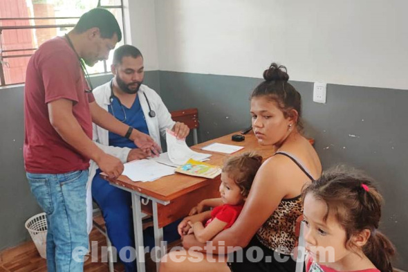 El proyecto de Extensión Universitaria “UCP en Acción” llegó hasta el Colegio Nacional Issac Ortíz de la Colonia Fortuna Guazú del distrito de Pedro Juan Caballero para asistir a padres y alumnos. (Foto: Asesoría de Prensa de Universidad Central del Paraguay).