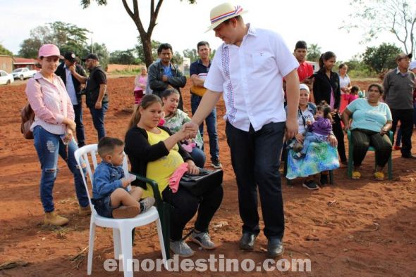 El diputado Juan Silvino “Juancho” Acosta recibió numerosas muestras de afecto y agradecimiento de parte de los pobladores de Karapaí, joven distrito que mediante sus gestiones recibió de brazos abiertos asistencia de parte de numerosas instituciones públicas. (Foto: Gentileza).