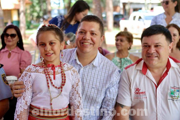 El gobernador del XIII departamento abogado Juan Silvino Acosta Benítez prueba personalmente el almuerzo escolar. En el departamento de Amambay, la experimentada empresa pedrojuanina “Blancanieves” es proveedora. (Foto: Dirección de Comunicaciones de la Gobernación de Amambay).