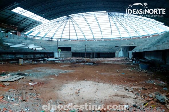 A pesar de la pandemia del Covid19 y las tormentas propias de la estación del año, continúan los trabajos de ampliación y reforma del Estadio Municipal de Pedro Juan Caballero. El contratista Aponte Latorre S.A. tiene el compromiso de entregar la obra terminada el 31 de Enero. (Foto: Diego Lozano para Ideas del Norte Consultora Publicitaria). 