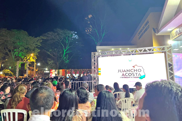 El evento de toma de pose del gobernador Juancho Acosta se realizó en la explanada de la sede administrativa, y estuvo respaldado por un fuerte operativo de seguridad con más de ciento cincuenta agentes del orden. (Foto: Renato Irala).