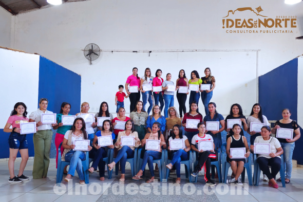 Superando las expectativas previas, se completó el Curso Gratuito de Diseño de Uñas y Henna impartido por la profesional de Estética Femenina Reina Rivas, y organizado por la concejal municipal licenciada Carolina Yunis de Acevedo. (Foto: Diego Lozano para Ideas del Norte Consultora Publicitaria).