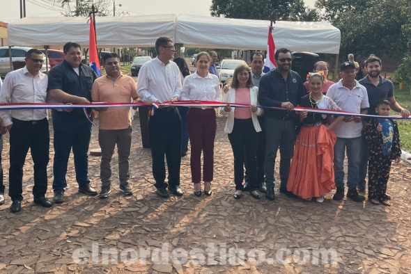El intendente municipal de Pedro Juan Caballero licenciado Ronald Enrique Acevedo Quevedo entregó más de veintiocho mil metros cuadrados de pavimento tipo empedrado en múltiples fracciones del Barrio General Genes. (Foto: Municipalidad de Pedro Juan Caballero).