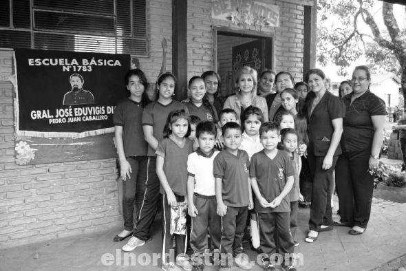 Gobierno Departamental de Amambay distribuye muebles y merienda escolar en instituciones educativas