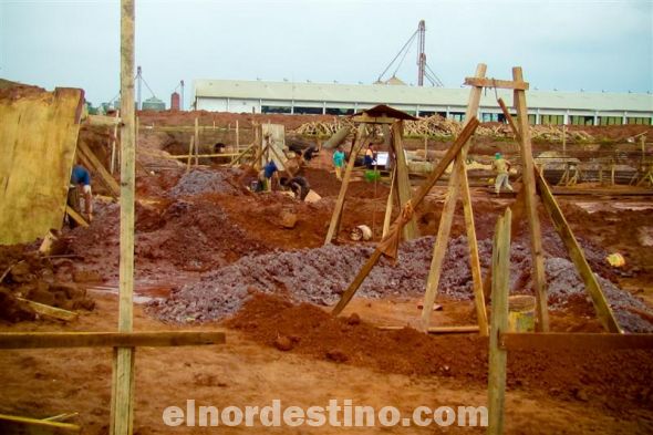 Una gran cantidad de mano de obra local está ocupada en la construcción de Shopping Dubai, que contará con un estacionamiento subterráneo y un patio de comidas. Al fondo se llegan a visualizar los depósitos de Shopping China. (Foto: Semanario Extra).