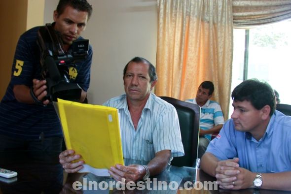 Los concejales Lino Galeano (UNACE) y Cristian Candado (ANR) revisan el escrito que de “puño y letra” presentó el gobernador Juan “Ancho” Ramírez en cumplimiento al artículo 198 de la Constitución Nacional. (Foto: Diego Lozano).