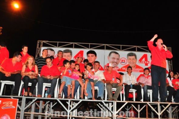 Ya por la noche, el precandidato a la Presidencia de la Nación Javier Zacarías Irún compartió un encuentro popular en la plaza del barrio San Gerardo de Pedro Juan Caballero. Según los organizadores, se estimó una concurrencia de más de diez mil simpatizantes del “Movimiento Frente para la Victoria” en Amambay. (Foto: Prensa ANR).