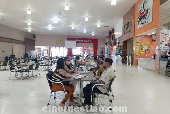 Planet Outlet reabrió oficialmente sus puertas este lunes 5 de Octubre, que como aquel 17 de Junio de 2014 cuando tuvo su inauguración quedará como una fecha histórica para el Grupo Cogorno. Una buena cantidad de visitantes se acercaron al local, que además es el primer outlet de Paraguay. (Foto: Diego Lozano).