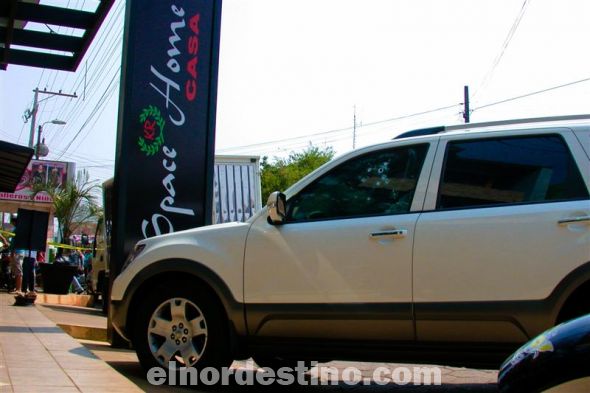 La camioneta KIA Mohave de color blanco, con chapa NR2471 de Campo Grande, que se encontraba estacionada frente al local de “Space Home”, lugar donde su propietaria estaba realizando compras. (Foto: Diego Lozano).