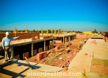El intendente municipal de Pedro Juan Caballero José Carlos Acevedo visitó el predio de la futura terminal de ómnibus de Pedro Juan Caballero. Comprobó el trabajo que viene realizando la empresa contratista.