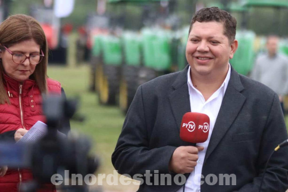 El gobernador de Amambay abogado Juan Silvino Acosta Benítez manifestó su agradecimiento al Presidente Santiago Peña, al Vicepresidente Pedro Alliana y a la Itaipú Binacional por la distribución de estas maquinarias. (Foto: Dirección de Comunicaciones de la Gobernación de Amambay).