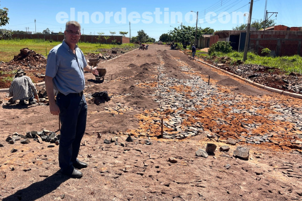 Los barrios San Juan Neuman, Jardín Aurora y del Asentamiento San Francisco serán beneficiados con la colocación de pavimento tipo empedrado que comenzó a ejecutar la administración municipal local. (Foto: Diego Lozano para Ideas del Norte Consultora Publicitaria).