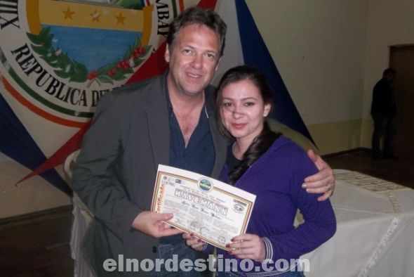 El gobernador de Amambay Pedro González Ramírez entrega certificados a alumnos del proyecto idiomático de la institución
