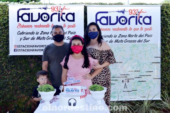 El domingo 2 de Mayo los directivos de Favorita 93.7 FM de Pedro Juan Caballero organizaron un refrigerio en el domicilio de la familia Escobar Irala respetando todas las recomendaciones del Ministerio de Salud Pública para evitar la propagación del Covid19. (Foto: Diego Lozano para Ideas del Norte Consultora Publicitaria).