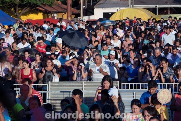 Una gran cantidad de fieles acompañó el evento, tal vez en bastante menor cantidad que en los últimos años. Sin embargo, las muestras de veneración y fervor estuvieron como siempre presentes en la máxima Fiesta Católica que se realiza en esta región de Paraguay. (Foto: Diego Lozano).