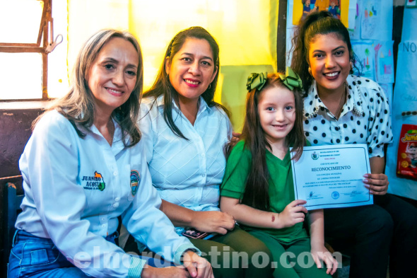 Visitando la Escuela Básica Nro 290 “Defensores del Chaco” del barrio Mariscal Estigarribia de Pedro Juan Caballero como a otras instituciones de enseñanza, la concejala municipal licenciada Larissa Paola Winckler Escobar ratifica su compromiso con el sector educativo. (Foto: Facebook de Larissa Winckler).