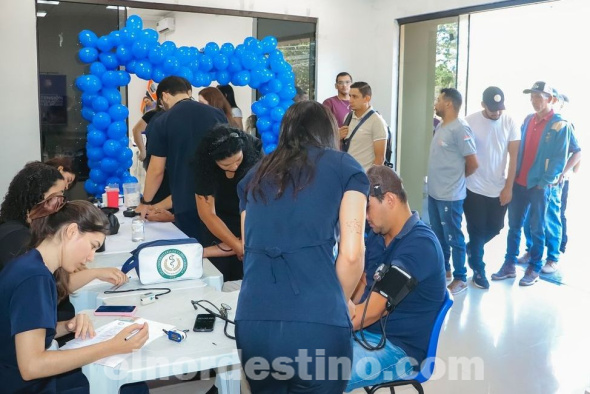 Noviembre Azul es una campaña mundial que se desarrolla también en Paraguay para concientizar sobre la importancia de la prevención y el diagnóstico temprano del cáncer de próstata. (Foto: Asesoría de Prensa de Universidad Central del Paraguay).