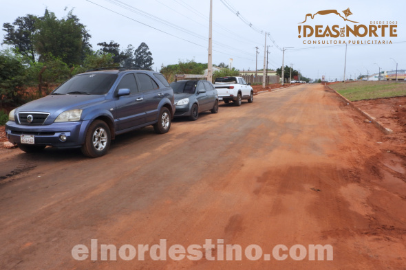 Vista de la colectora adyacente a Shopping Dubai, actualmente en construcción. Esta obra es realizada por el Ministerio de Obras Públicas y Comunicaciones usando maquinarias provistas a la Gobernación de Amambay. (Foto: Diego Lozano para Ideas del Norte Consultora Publicitaria).