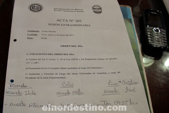 El borrador del acta Nro. 201 con el Orden del Día para cumplimentar la elección del concejal departamental que reemplazaría al gobernador renunciante. Al pie del mismo, el manuscrito de las tres mociones presentadas: Ricardo Sánchez y Evelio Mereles (PLRA), y Cristian Frnaco (ANR). (Foto: Diego Lozano). 