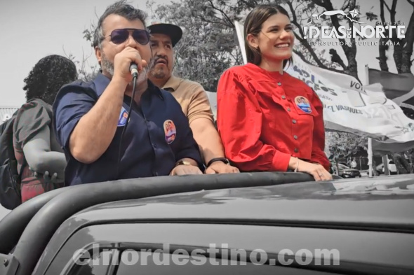 El candidato a la  Prefeitura Municipal de Ponta Porã Carlos Bernardo (PDT) recorrió las calles de la ciudad acompañado por una numerosa caravana de vehículos. Revirtió una decisión del juez de primera instancia al aceptar la petición de impugnación. (Foto: Diego Lozano para Ideas del Norte Consultora Publicitaria).