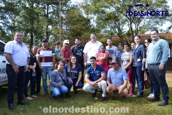 Pobladores y padres de familia agradecieron las gestiones del diputado Juancho Acosta, no sólo por este aporte a la Escuela 2006 “República”, sino que también por ser el “brazo derecho” que los auxilia de forma permanente. (Foto: Diego Lozano para Ideas del Norte Consultora Publicitaria).