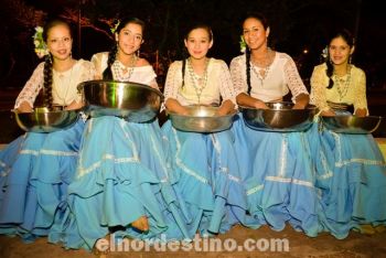 Un grupo de las alumnas de la Escuela Municipal de Danza Paraguaya posando luego de haber realizado una magnífica presentación en la noche de miércoles. (Foto: Lázaro González).