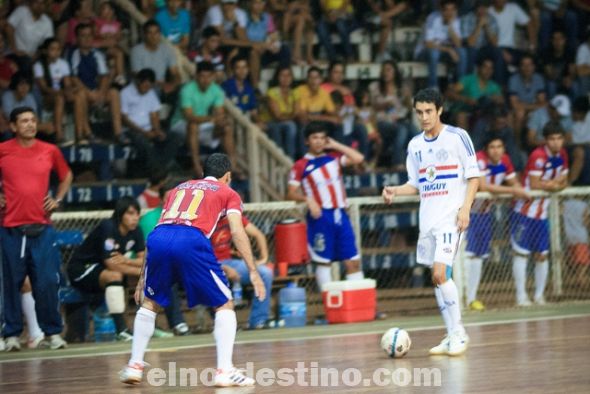 Nicolás Zaffe estuvo férreamente marcado por los jugadores del fondo de Vallemí. A pesar de intentar desequilibrar con su habilidad, el internacional no pudo lograr convertir. (Foto: Diego Lozano).