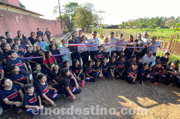La administración de la capital de Amambay benefició esta vez al extenso barrio Defensores del Chaco, con más de tres mil metros cuadrados de pavimento tipo empedrado, para mejorar los accesos y el tránsito por el lugar. (Foto: Municipalidad de Pedro Juan Caballero).