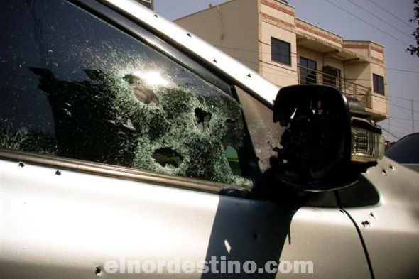 El automóvil Toyota Corolla gris recibió varios impactos de bala en su costado derecho. Por las características de los orificios el ataque habría sido efectuado por un fusil M16. (Foto: Diego Lozano).