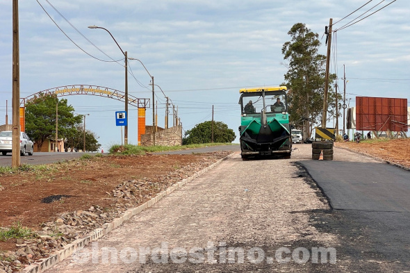 La colectora que se encuentra en frente al Campo Ferial, en dónde previamente se ha pavimentado con empedrado, ahora tendrá una nueva capa asfática, lo mismo ocurre con la nueva vía de acceso en ejecución. (Foto: Municipalidad de Pedro Juan Caballero).