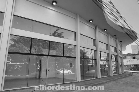 El arquitecto Humberto Rojas de la empresa constructora Aponte Latorre (adjudicada y encargada de la construcción) manifestó que se están realizando los últimos trabajos. (Foto: Municipalidad de Pedro Juan Caballero).