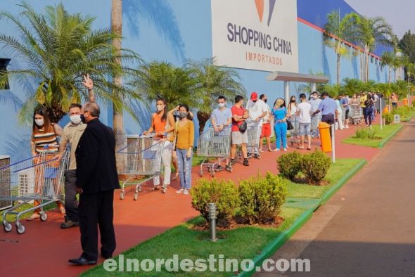 En el día de su reapertura se puede notar que muchos de los clientes se encontraban aguardando en la puerta principal para ingresar a la tienda; todos portaban tapabocas y realizaban el lavado de manos obligatorio en forma ordenada, respetando las disposiciones de la empresa. (Foto: Gacetilla de Shopping China).