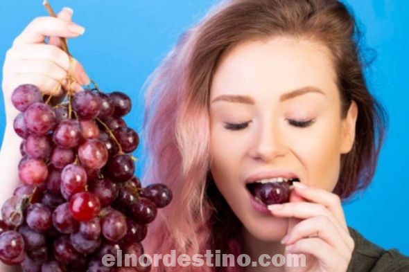 Si al comer uvas tienen la costumbre de quitar las pepitas, deja de hacerlo. Precisamente en ellas es donde se concentra un aceite muy rico en ácidos grasos esenciales con propiedades suavizantes, cuya misión es reforzar la protección de la barrera cutánea. (Foto: Mejor Salud).