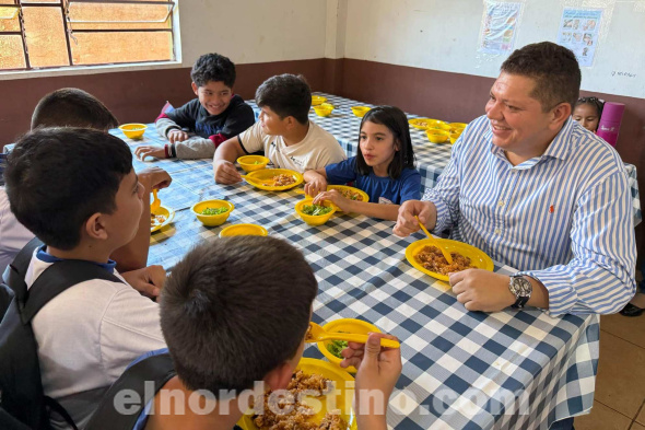 El programa “Hambre Cero en las Escuelas” intenta mejorar sustancialmente nuestros índices de seguridad alimentaria y nutrición en los niños, además de aumentar la asistencia a clases. (Foto: Dirección de Comunicaciones de la Gobernación de Amambay).