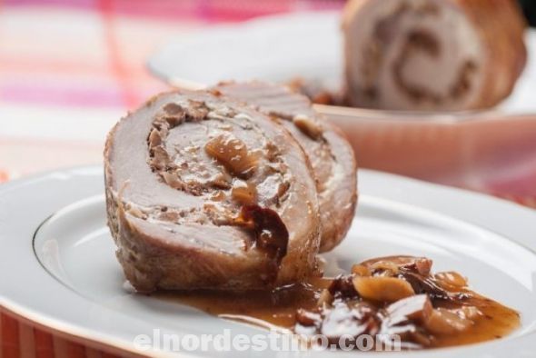 Cocinar lomo de cerdo es mucho más fácil de lo que te imaginas, puedes a diferencia de otros cortes, una vez que metes el lomo al horno, ¡no tienes que preocuparte! Gracias que este lomo de cerdo relleno queda súper jugoso por adentro. (Foto Cocina Rica).