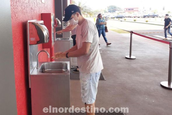 Planet Outlet reabrió oficialmente sus puertas este lunes 5 de Octubre, que como aquel 17 de Junio de 2014 cuando tuvo su inauguración quedará como una fecha histórica para el Grupo Cogorno. Una buena cantidad de visitantes se acercaron al local, que además es el primer outlet de Paraguay. (Foto: Diego Lozano).